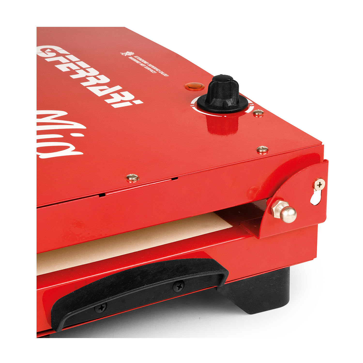 Un forno per pizza Ferrari Mini rosso. Manico nero, base nera e dettagli metallici visibili su sfondo bianco.