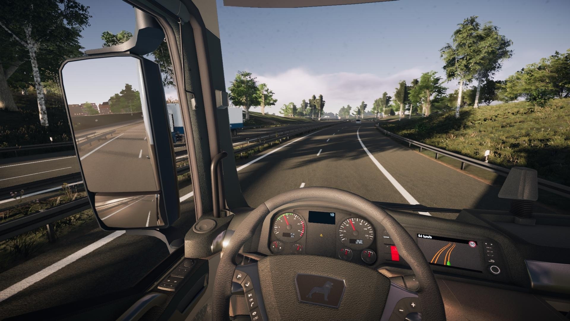 Vista dall'interno di una cabina di camion, che guida in autostrada.