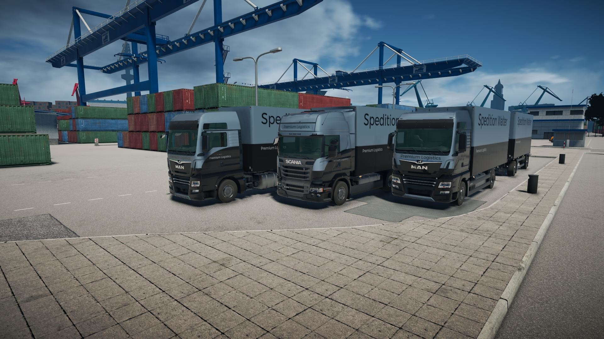 Tre camion parcheggiati in un porto. Hanno 'Premium Logistics' sopra, con gru sullo sfondo.