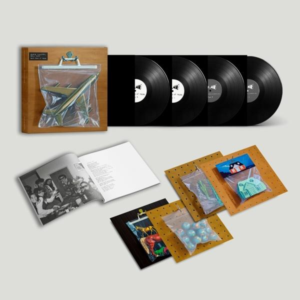 Ein Musikalbum-Set mit Schallplatten und verschiedenen Einlagen. Es ist auf weißem Hintergrund.