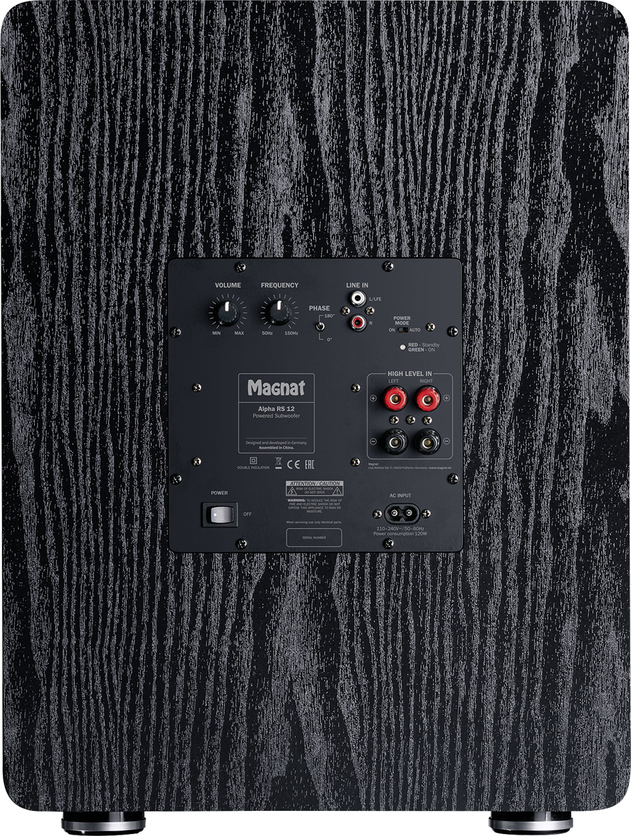 Rückseite des Subwoofers. Bedienelemente, Eingänge und Netzschalter sind sichtbar.