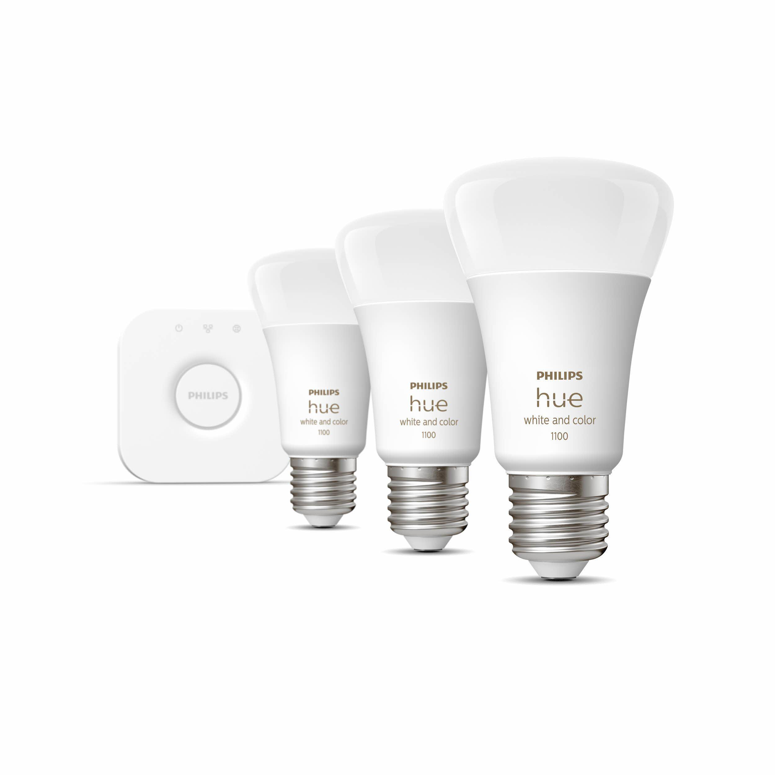 Drei weiße Philips Hue Smart-Glühbirnen und ein Hub.