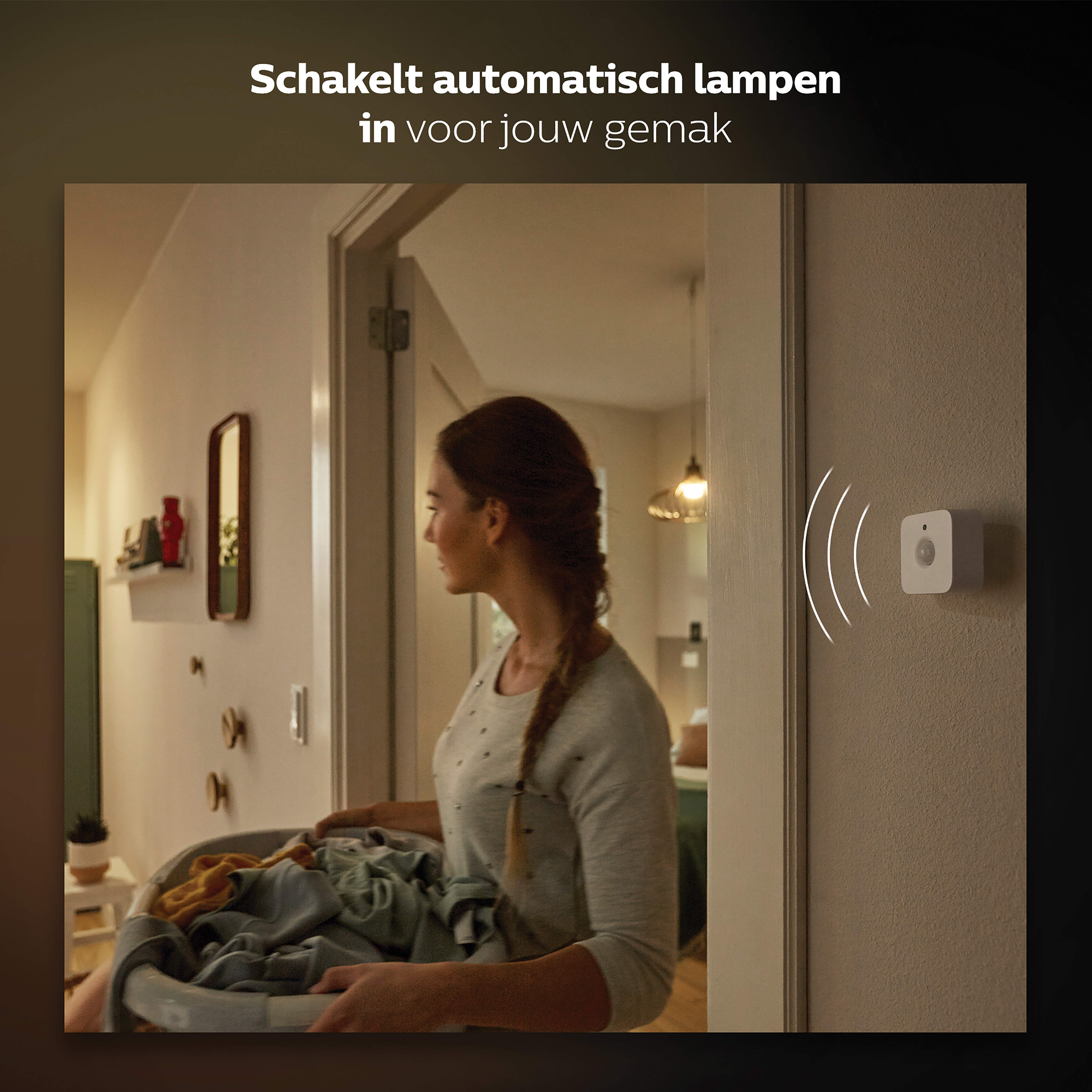Een vrouw die een kamer binnenloopt met een lichtsensor aan de muur.