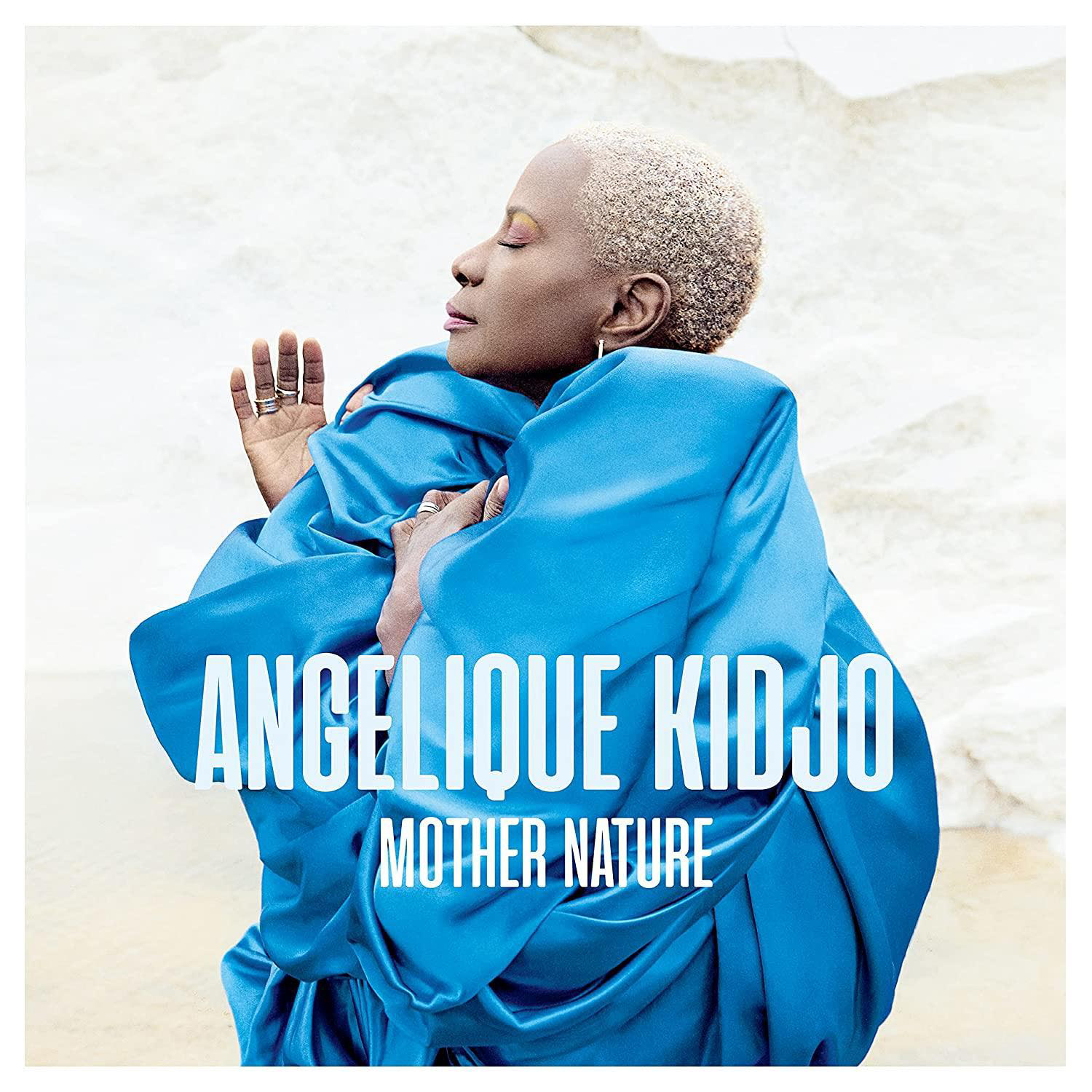 Albumcover mit einer Frau in Blau, dem Text 'ANGELIQUE KIDJO' und 'MOTHER NATURE'.
