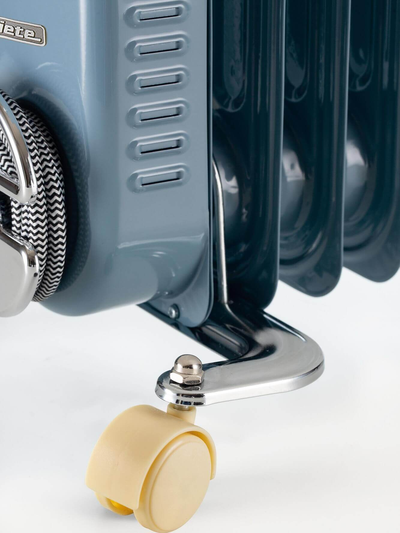 Un radiatore blu e argento con una ruota e una manopola di controllo. Il radiatore ha delle alette.