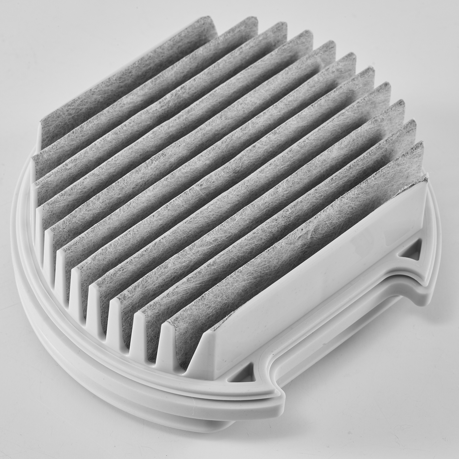 Un filtro dell'aria bianco con strati filtranti grigi. Il filtro ha un telaio bianco.