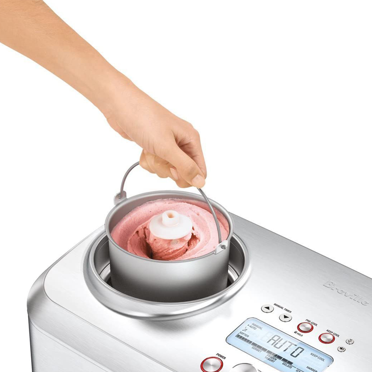 Una mano raccoglie gelato rosa da una gelatiera argentata.