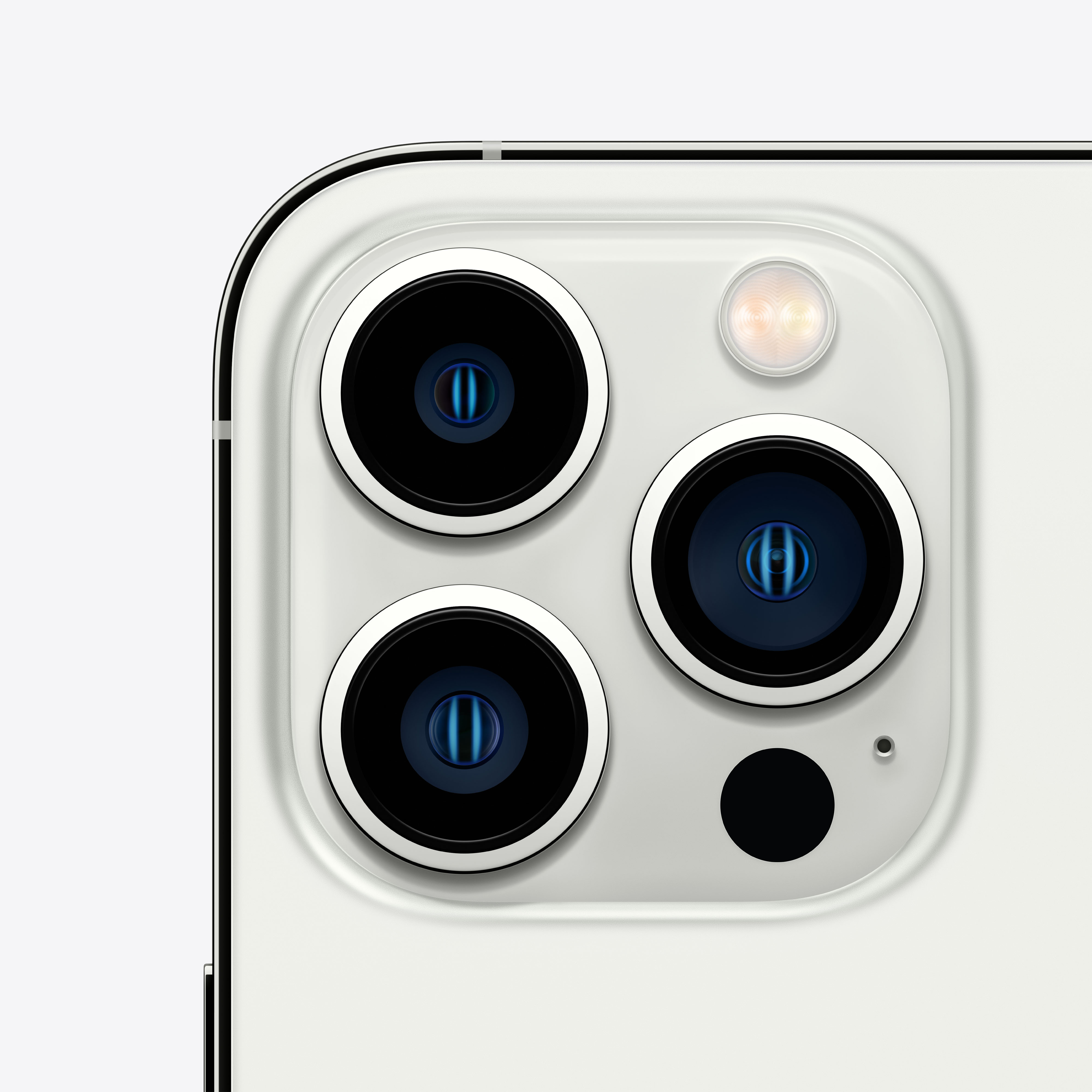 Primer plano de la parte trasera de un iPhone blanco. Tres lentes de cámara y un flash visibles.