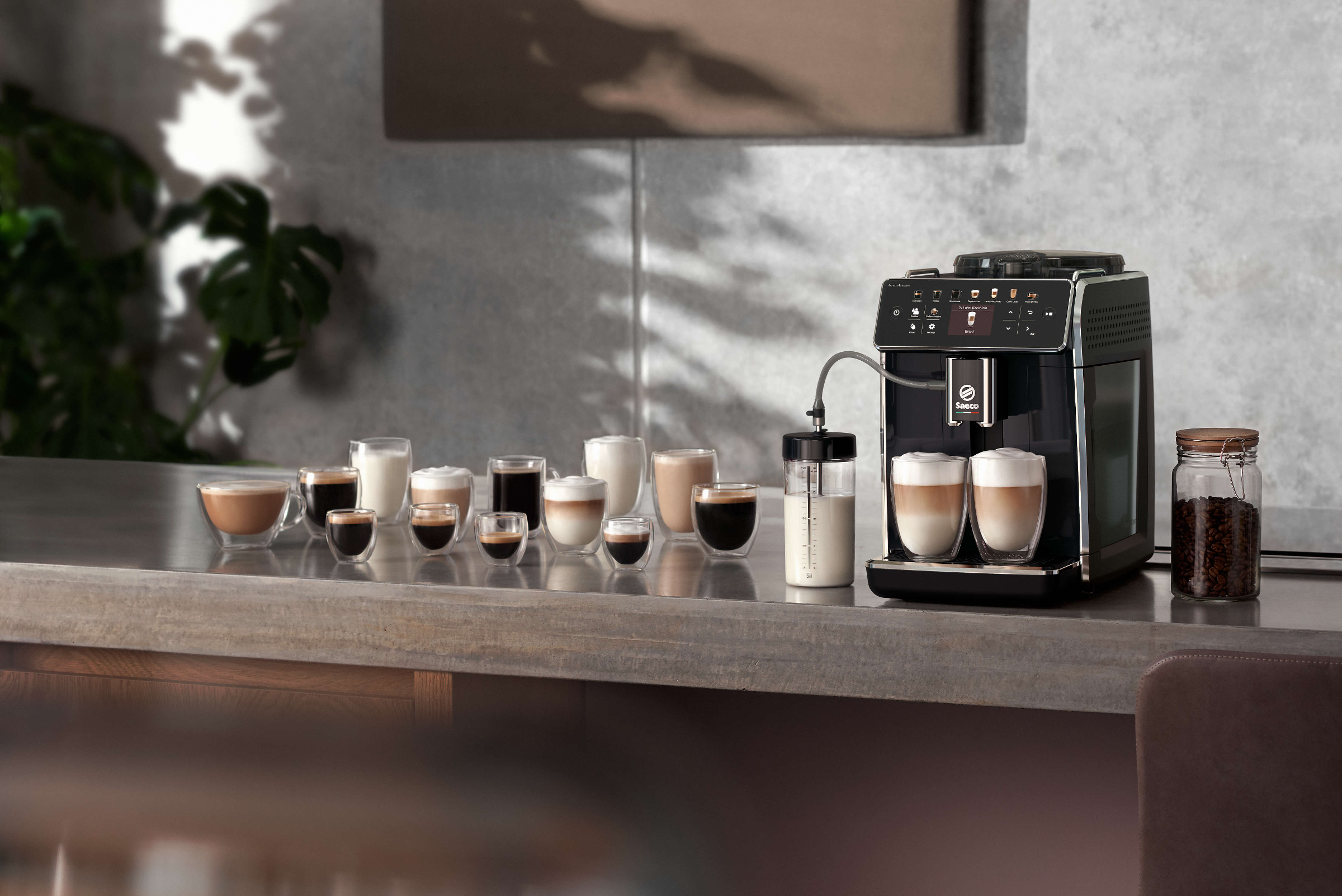 Machine à expresso avec diverses boissons au café et grains sur un comptoir.