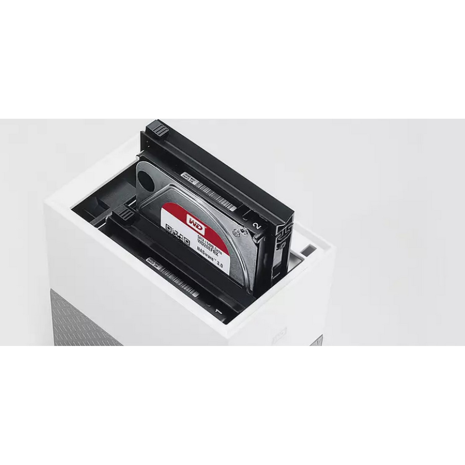 Un disco duro que se inserta en una carcasa de disco duro externa blanca y gris.