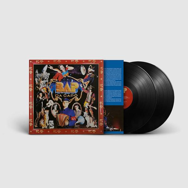 Albumcover mit vielen Figuren und Text. Zwei Vinyls liegen neben dem Cover.