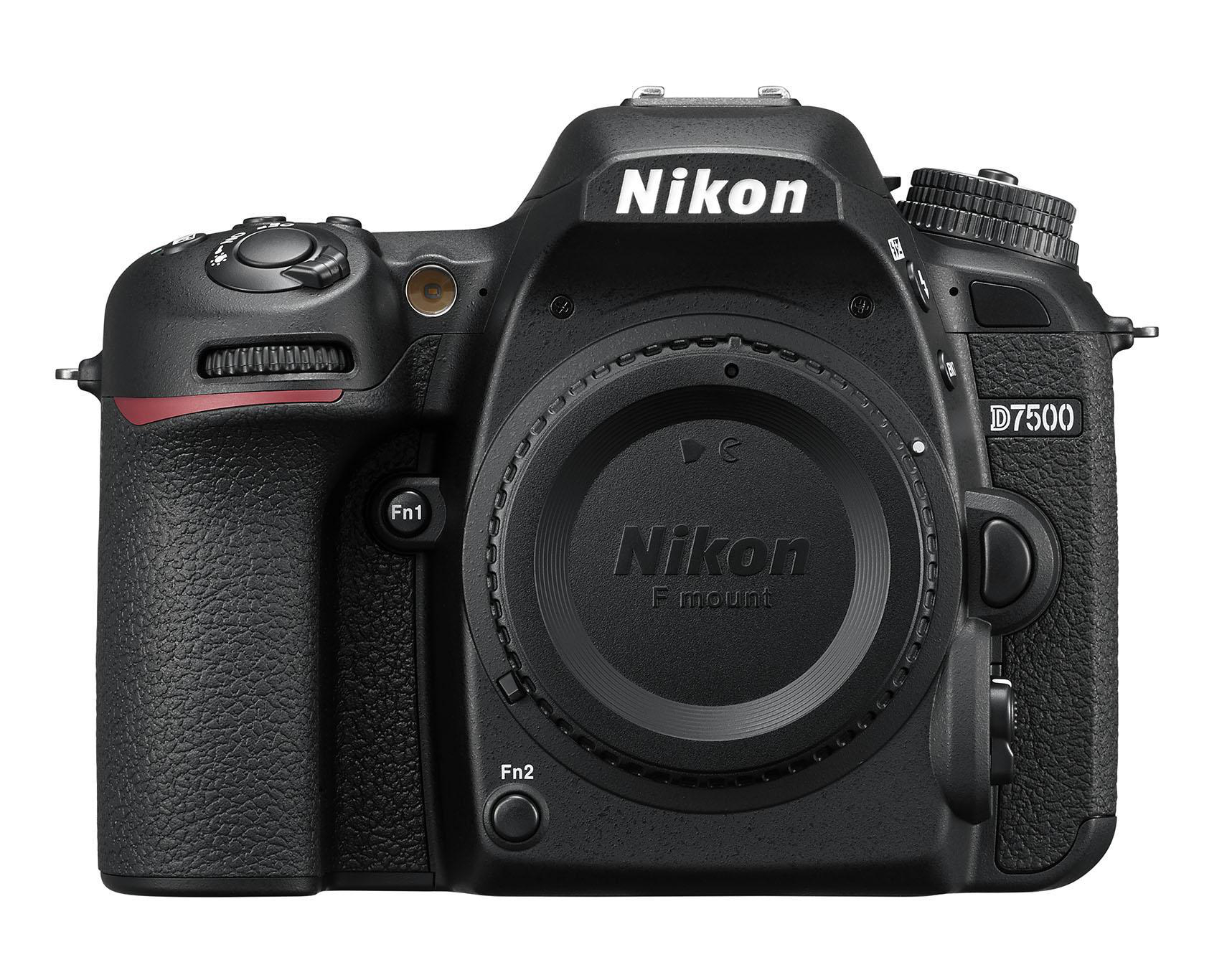 Eine schwarze Nikon D7500 DSLR-Kamera, mit dem Nikon-Logo prominent auf der Vorderseite.