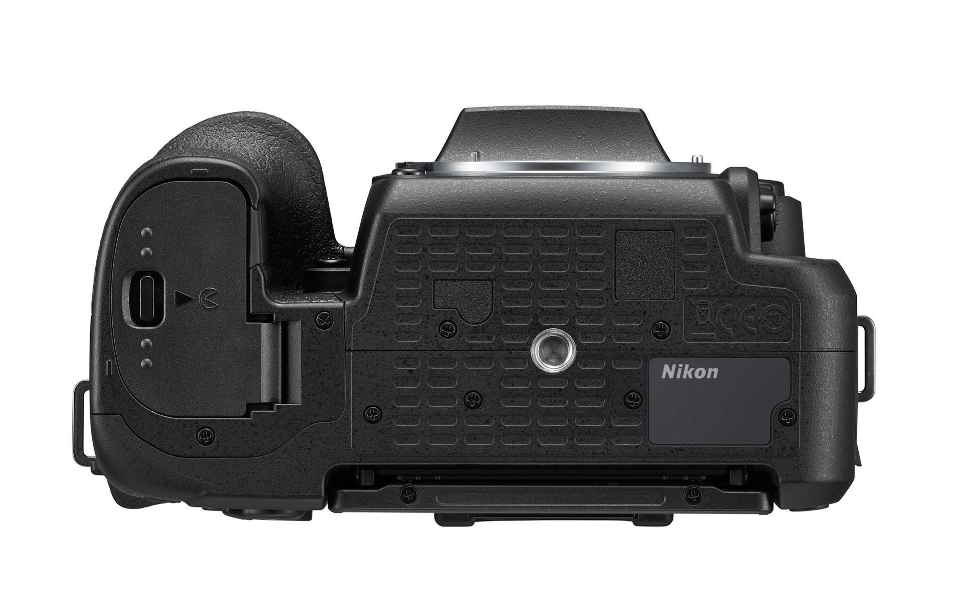 Schwarze Nikon Kamera, Draufsicht, Tasten und Anschlüsse zeigend.
