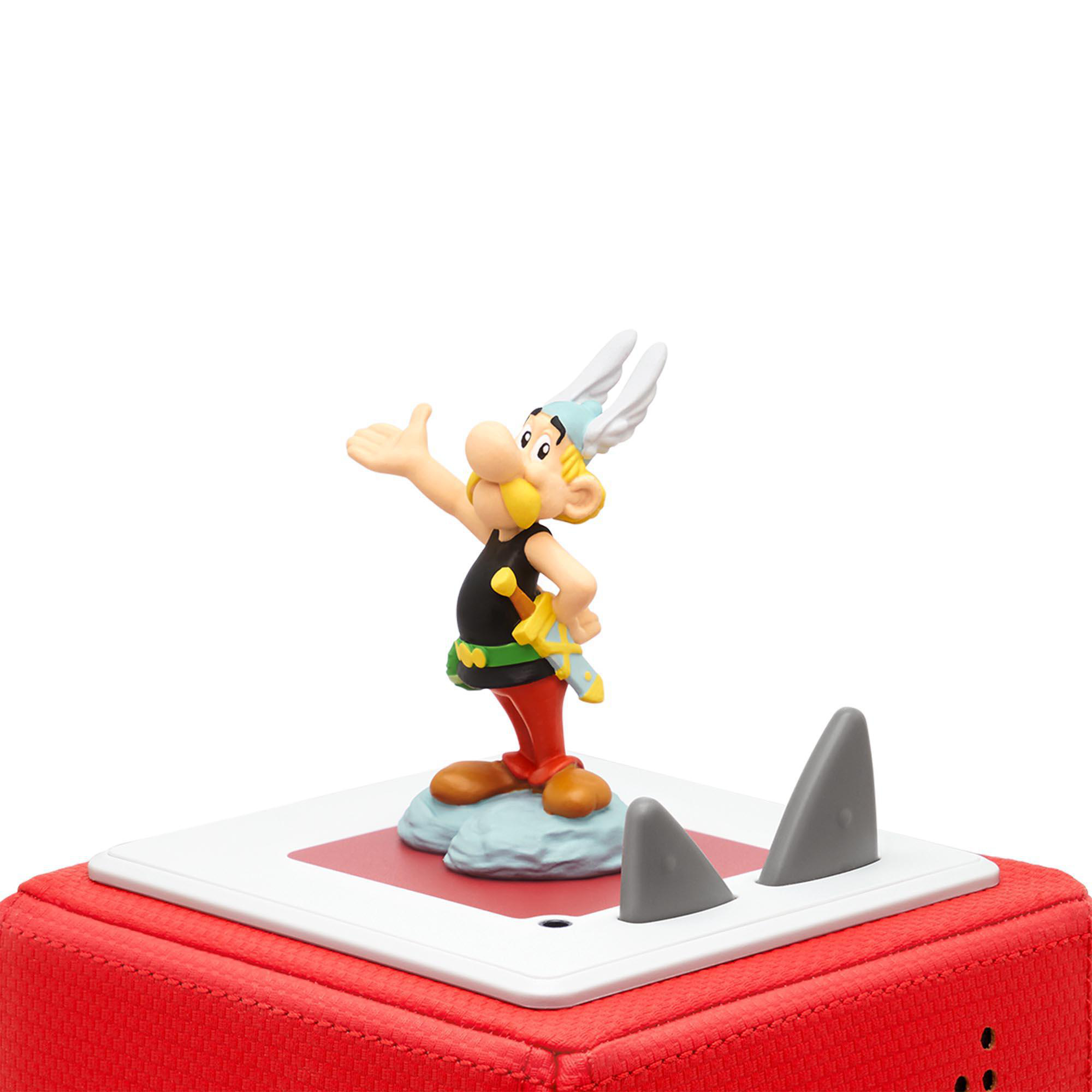 Asterix-Figur auf roter Basis, mit Haifischflossen-Requisiten und weißem Hintergrund.