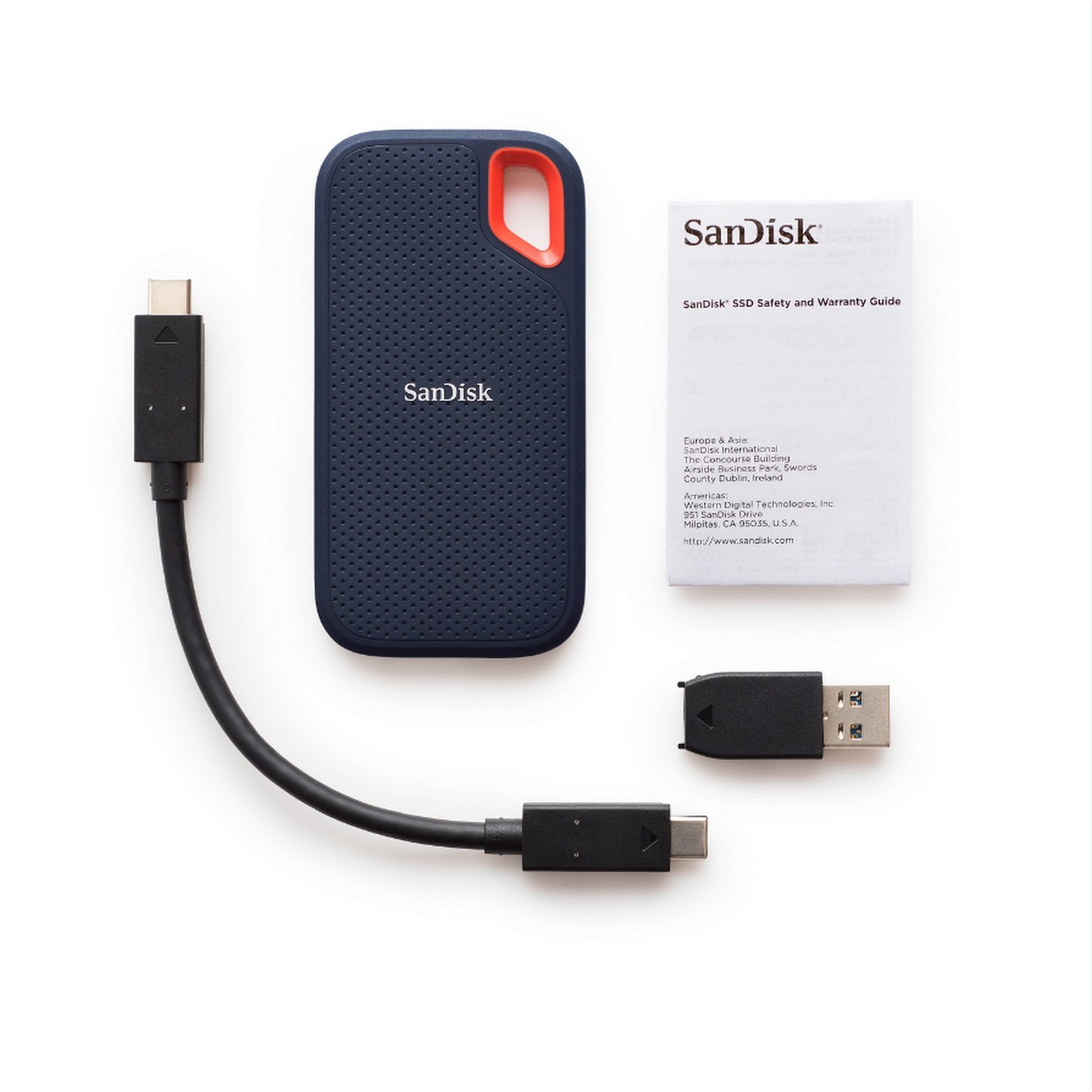 Disco duro externo Sandisk azul con cable y adaptador USB sobre fondo blanco.