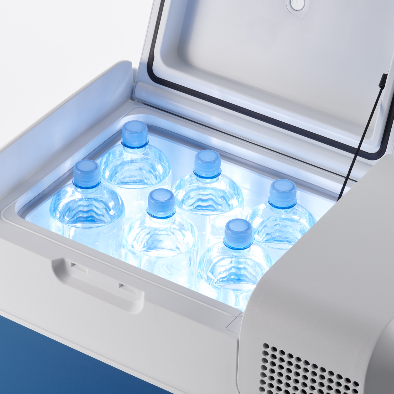 Eine offene, weiße Kühlbox mit sechs Wasserflaschen, die von blauem Licht beleuchtet werden.