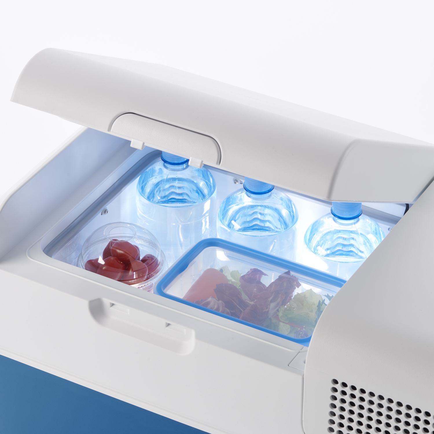 Offene tragbare Kühlbox mit Wasserflaschen und Lebensmittelbehältern, blau beleuchtet.
