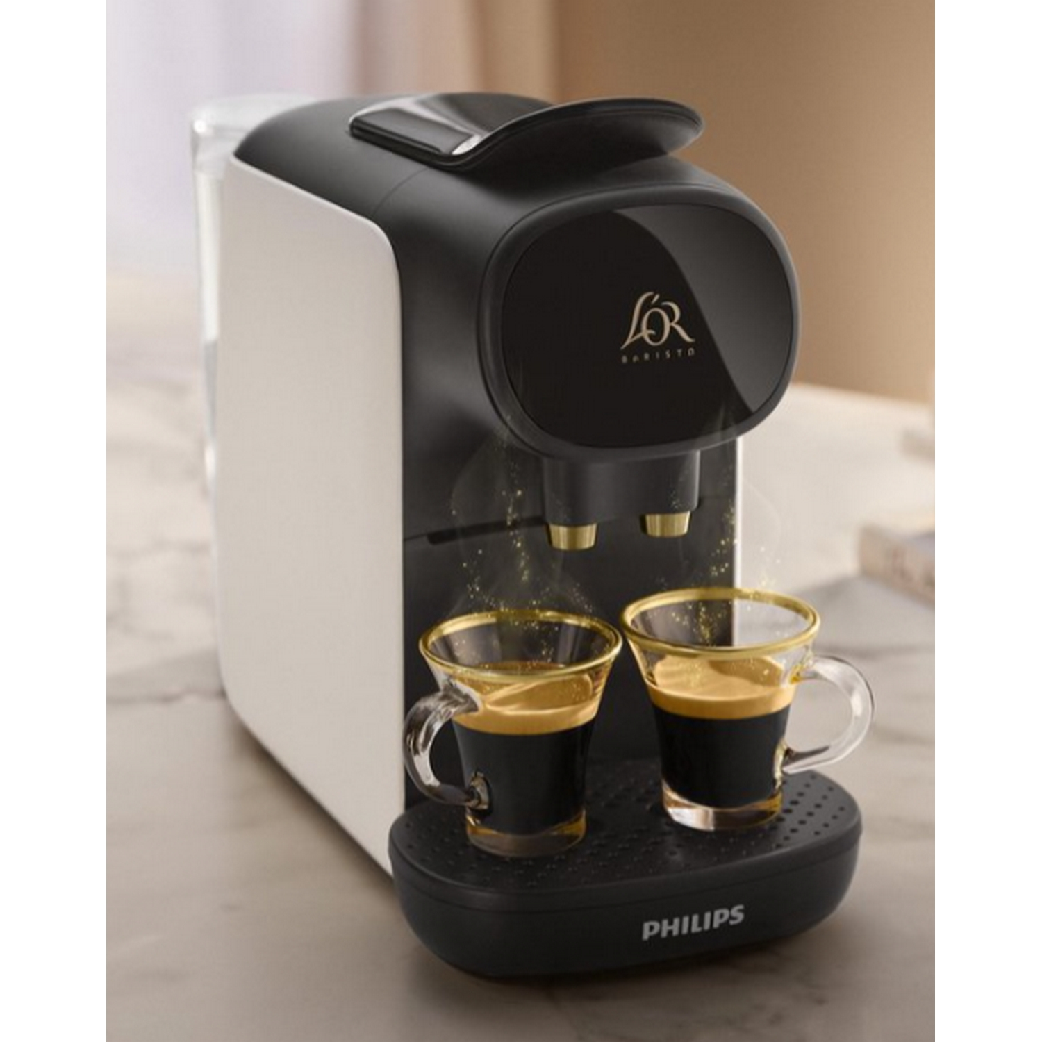 Cafetera Philips L'OR Barista en blanco y negro con dos tazas de café espresso en una bandeja negra.
