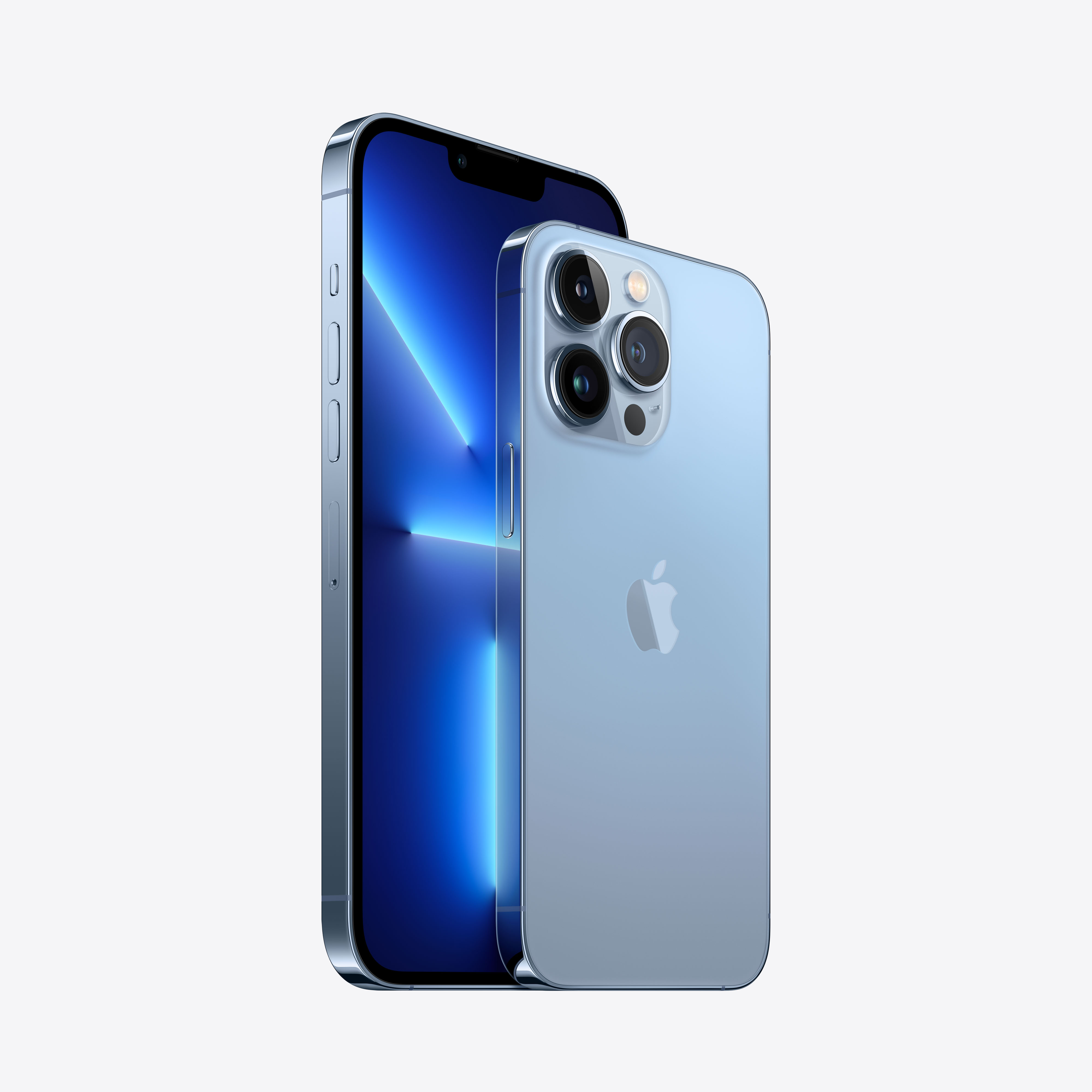 Dos modelos de iPhone 13 Pro azul claro. Uno muestra la pantalla, el otro la parte trasera con el logotipo de Apple y las cámaras.