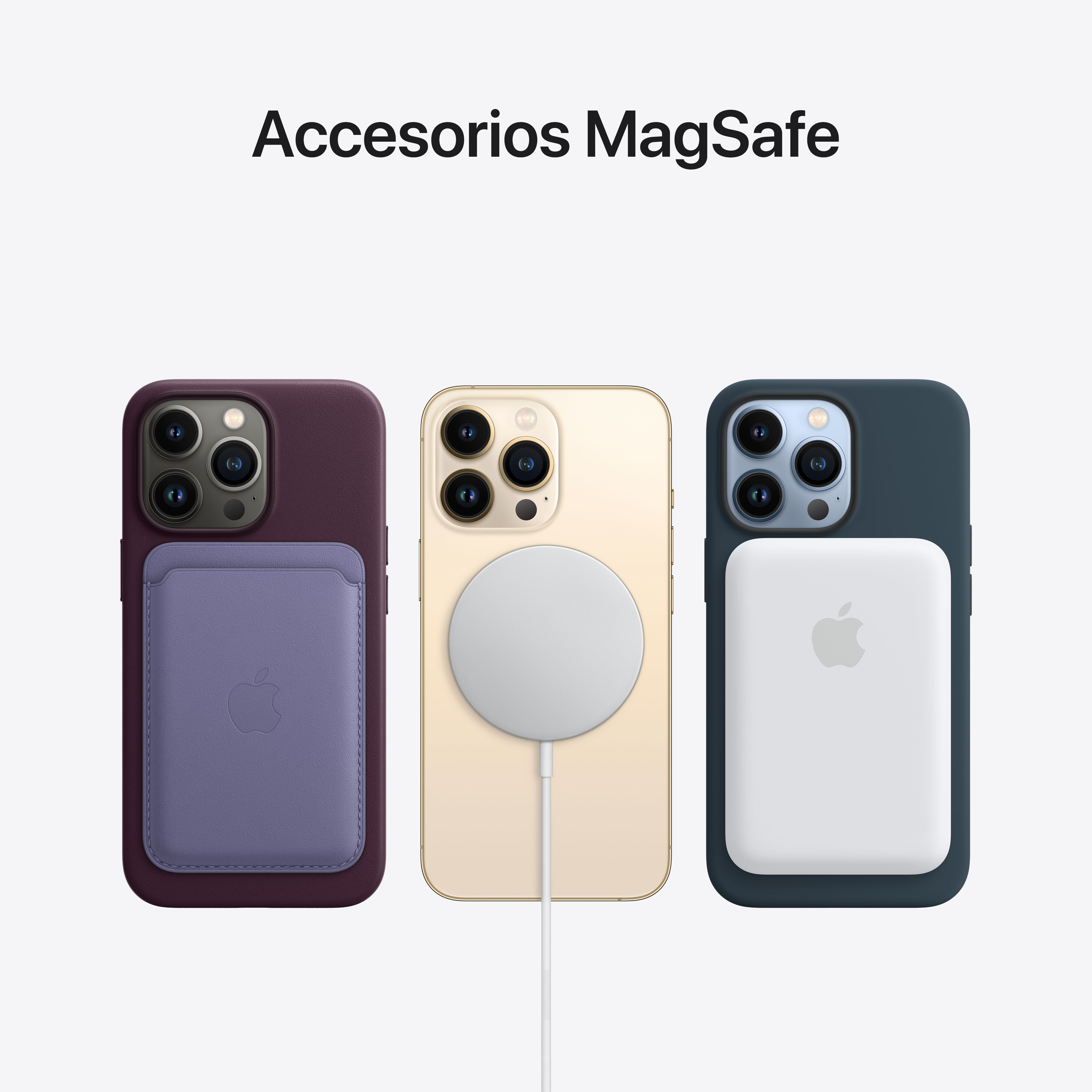 Tres iPhones con accesorios. Fundas moradas y azules, un cargador MagSafe blanco y una batería MagSafe blanca.