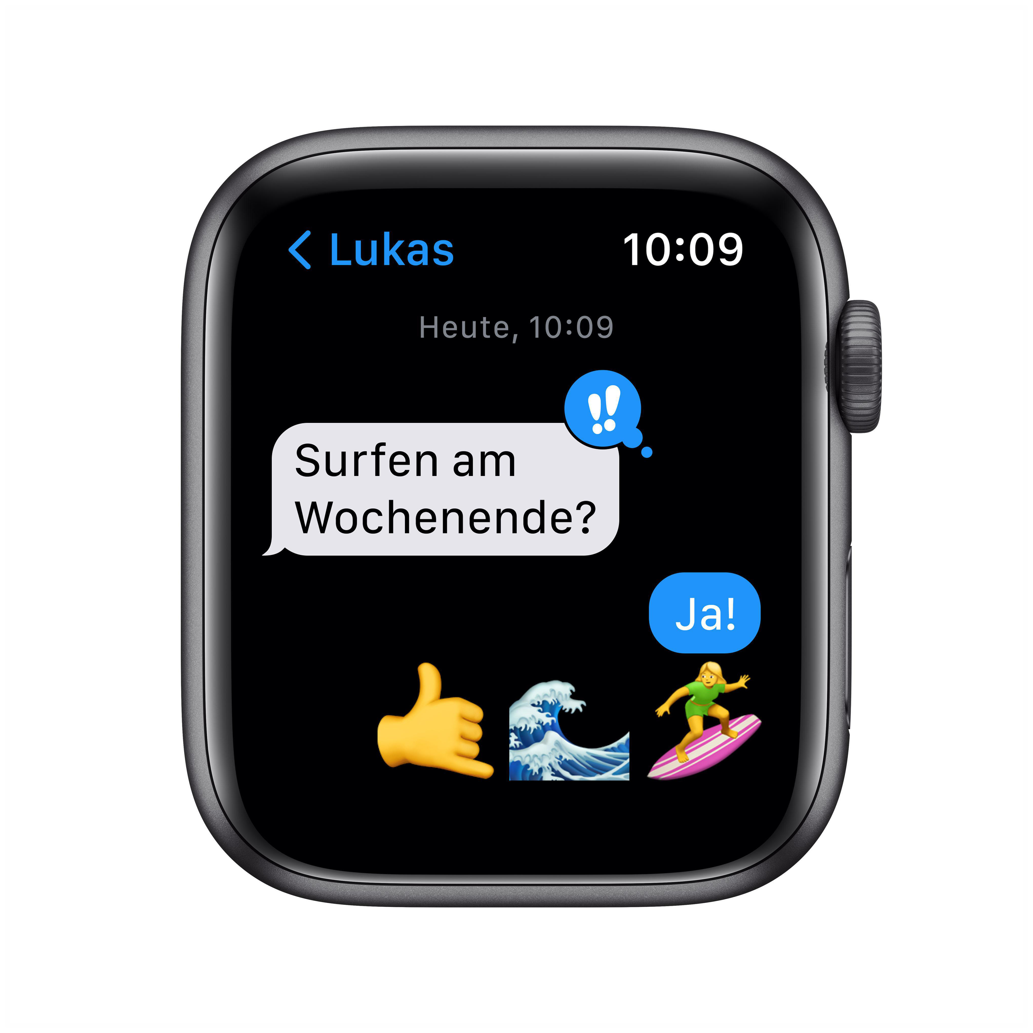 Eine Smartwatch zeigt einen Nachrichtenaustausch: Surfen am Wochenende? mit Emojis: Hand, Welle, Surfer.