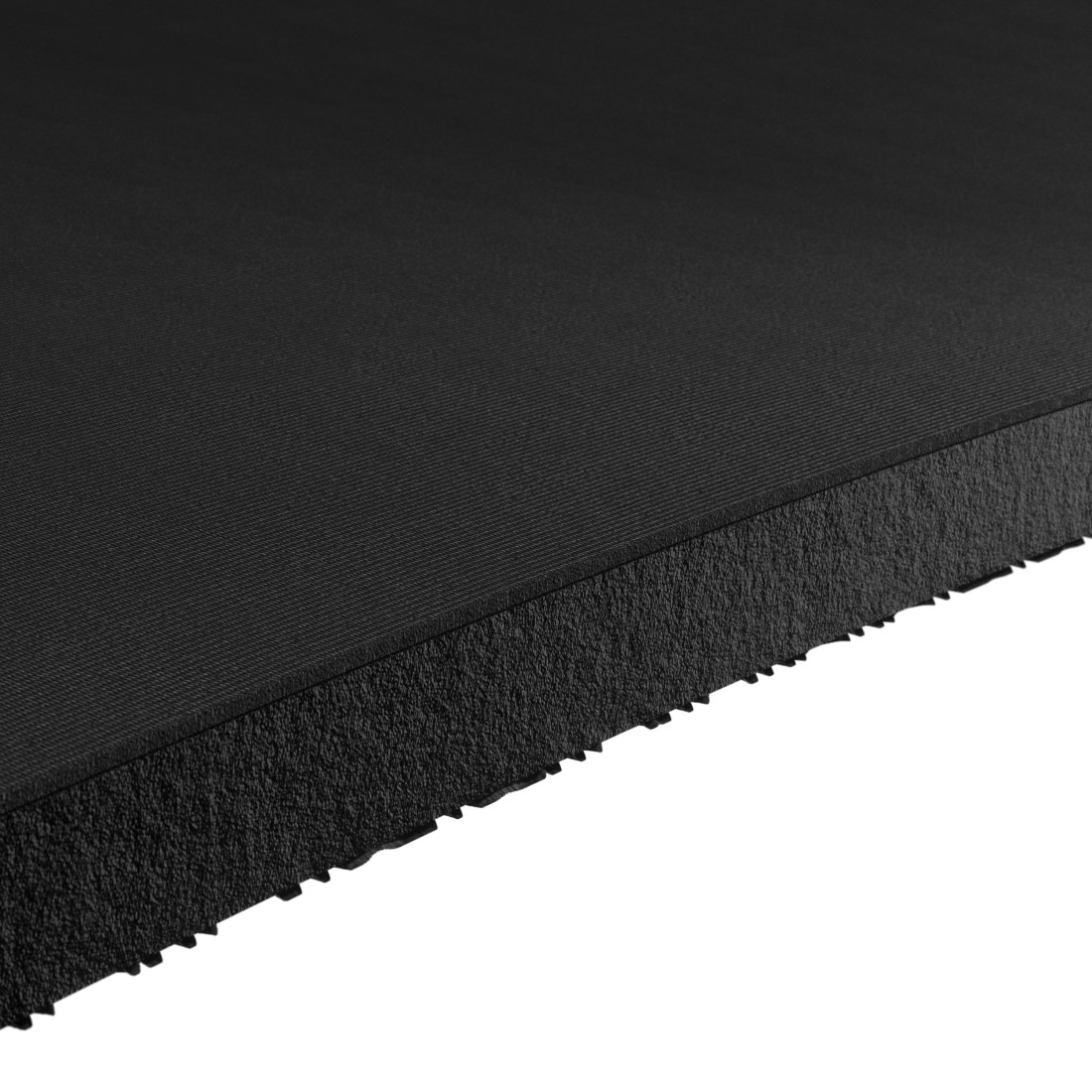 Eine schwarze Gummi-Trainingsmatte mit strukturierter Oberfläche auf weißem Hintergrund.