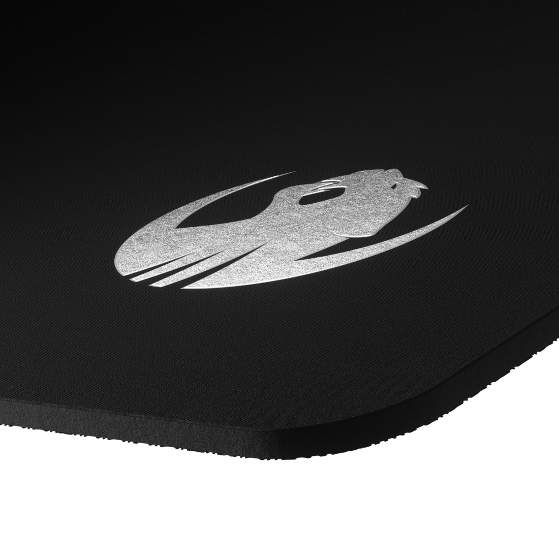 Schwarzes Mauspad mit silbernem Logo einer stilisierten Schlange auf schwarzer Oberfläche. Weißer Hintergrund.