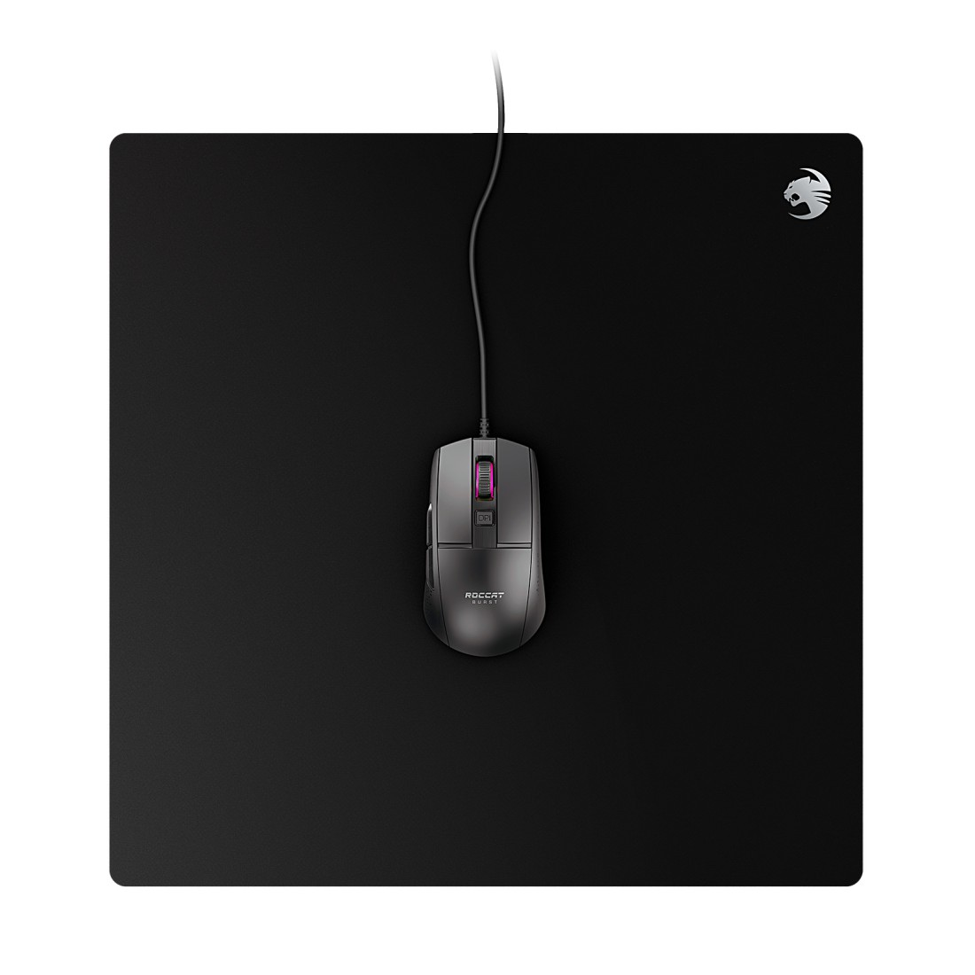Eine schwarze Maus und ein Mauspad. Die Maus ist über ein Kabel mit dem Pad verbunden.