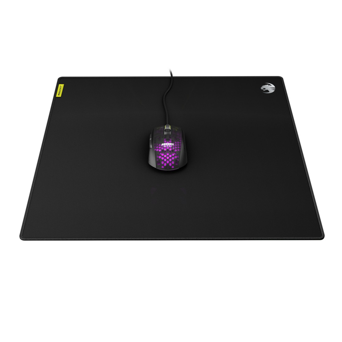 Ein schwarzes Mauspapier mit einer Gaming-Maus darauf, beides auf einer weißen Oberfläche.