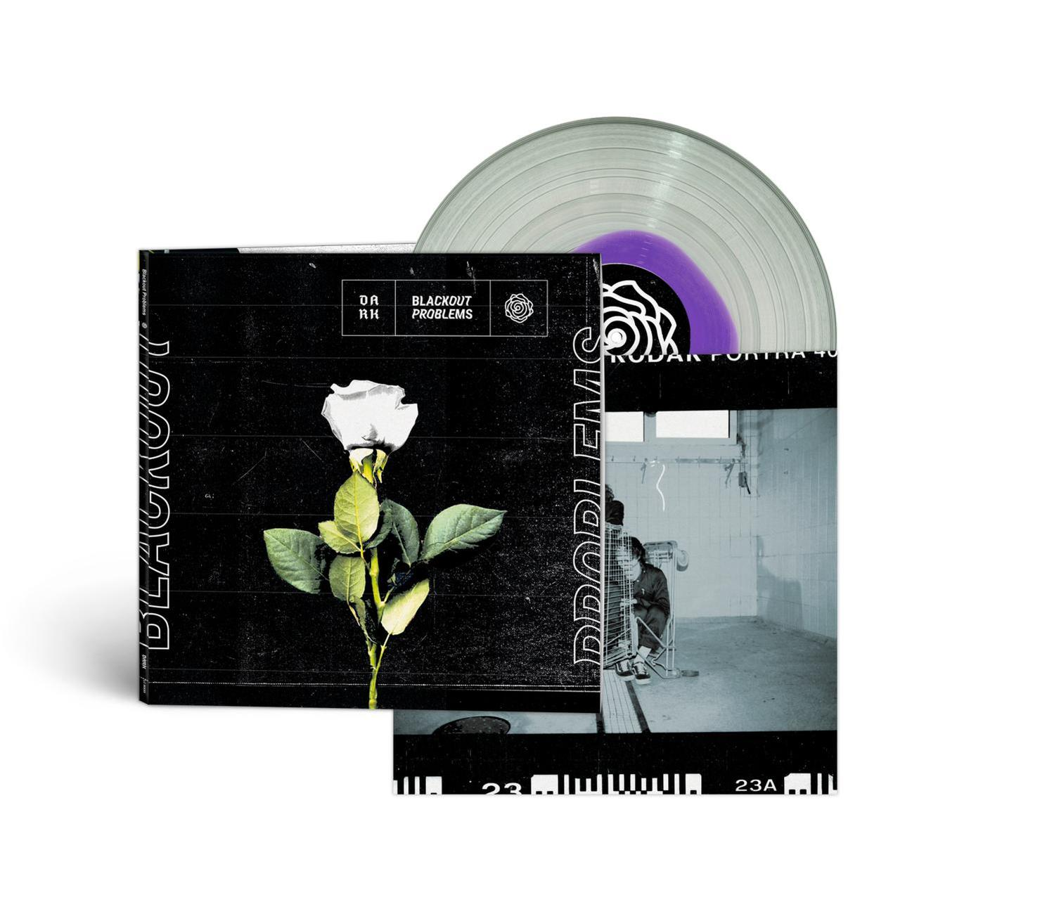 Vinyl-Schallplatte mit Albumcover. Eine weiße Rose auf dem Albumcover, mit dem Text Blackout Problems.