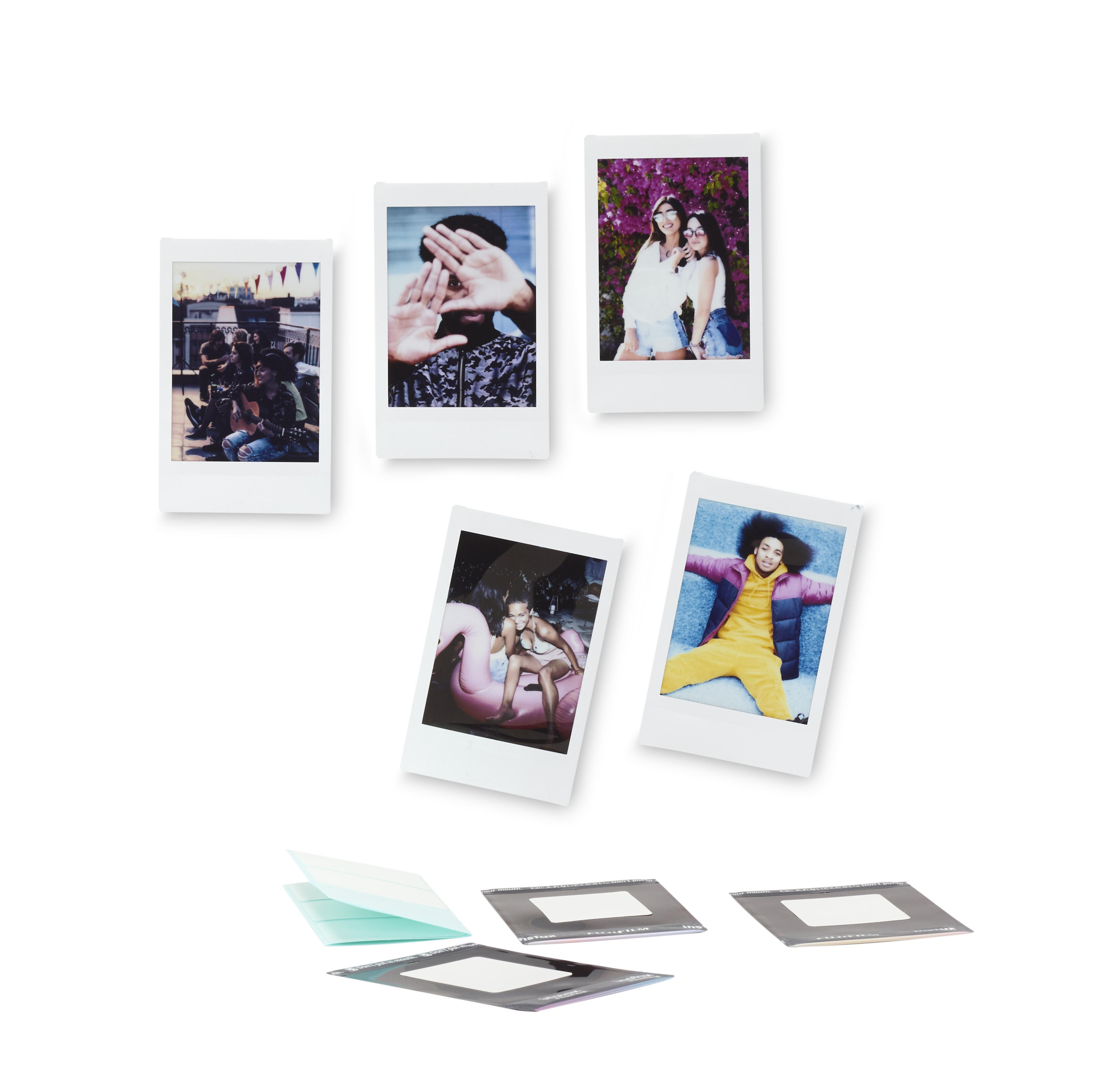 Polaroid-Fotos auf Weiß. Es werden verschiedene Bilder von Menschen und Szenen angezeigt. Einige haben Rahmen.