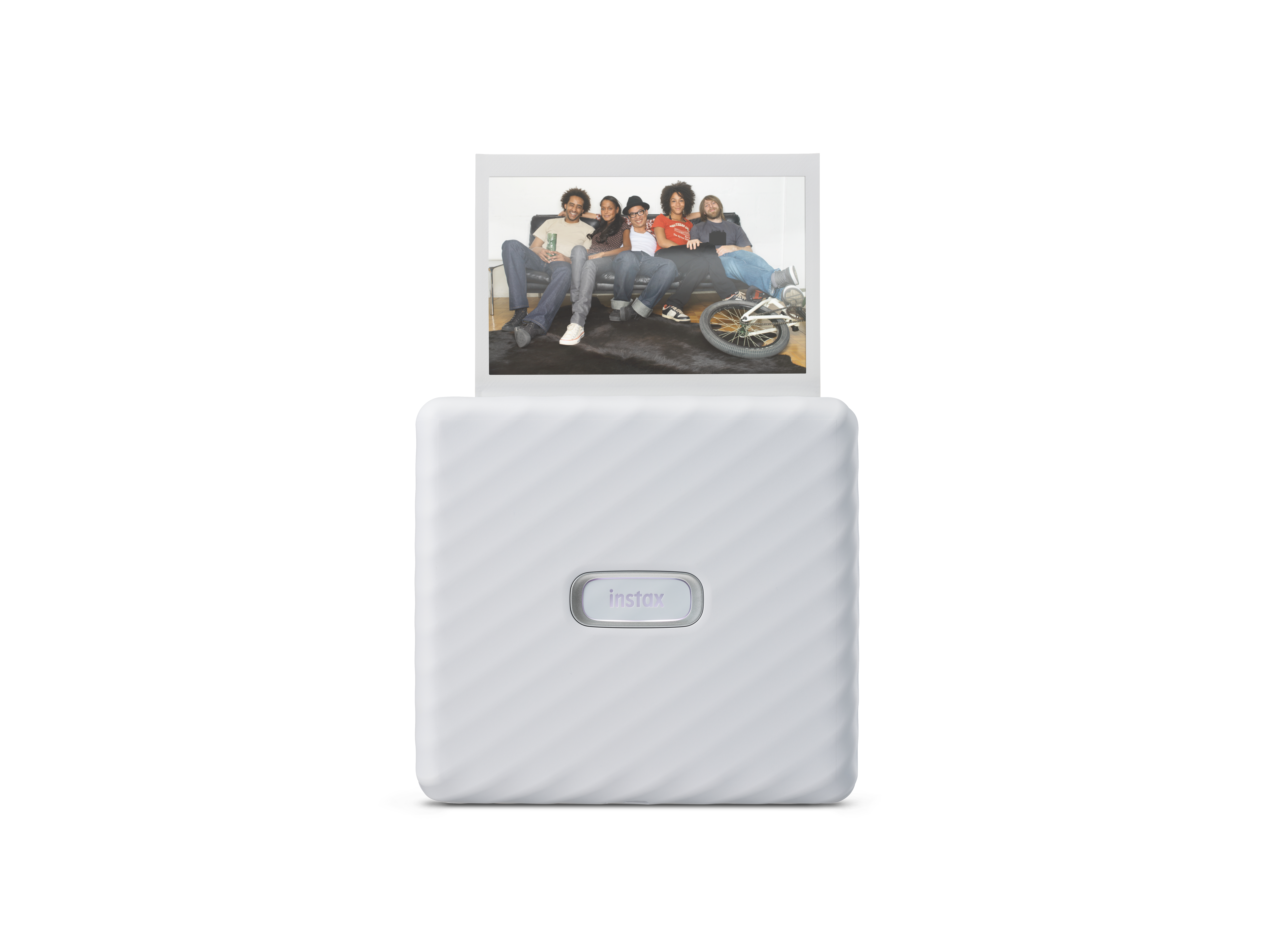 Weißer Instax-Drucker mit einem gedruckten Foto einer Gruppe von Leuten darauf.