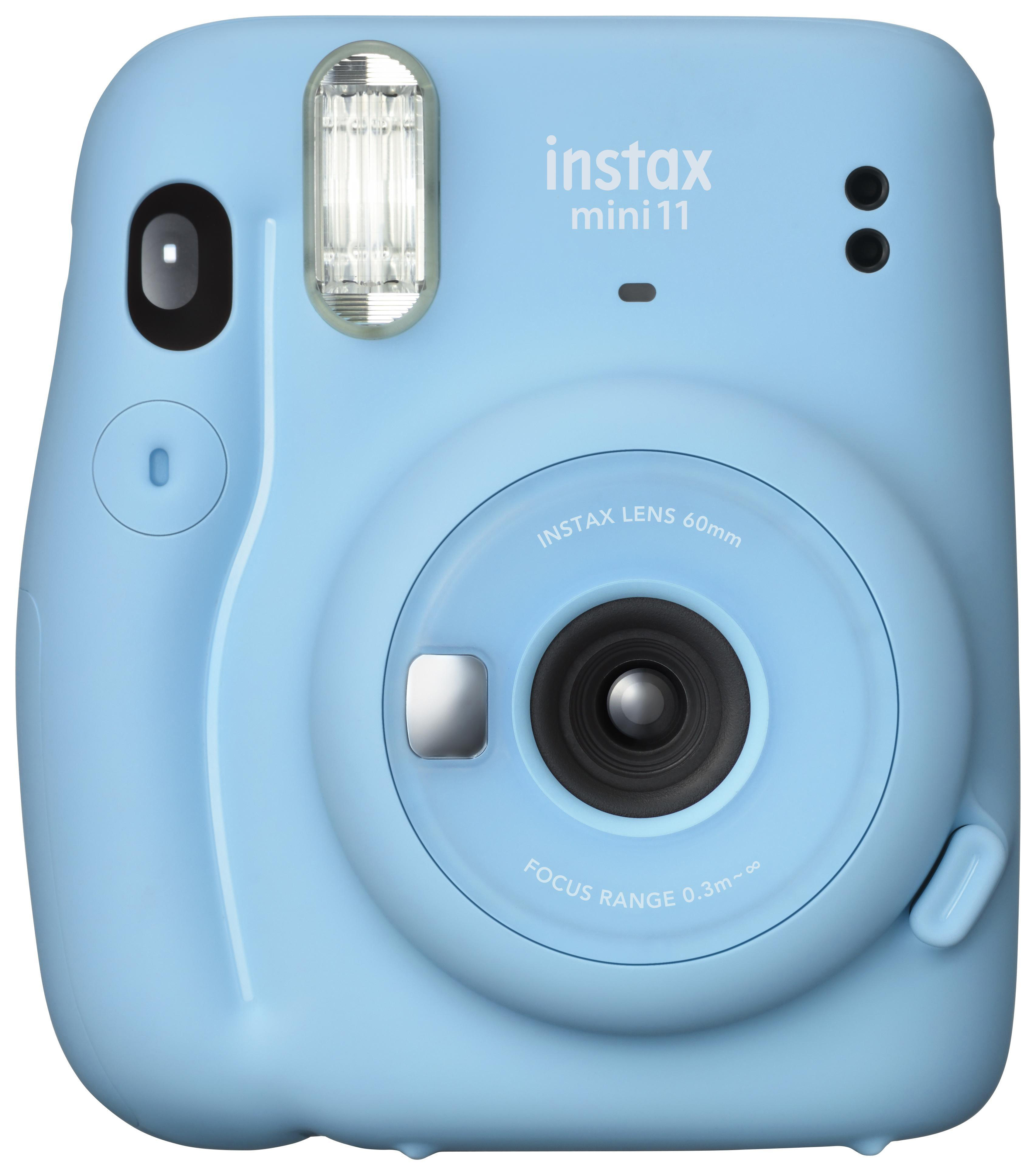 Hellblaue Instax Mini 11 Kamera. Sie hat Blitz, Objektiv und Knöpfe. Weißer Hintergrund.