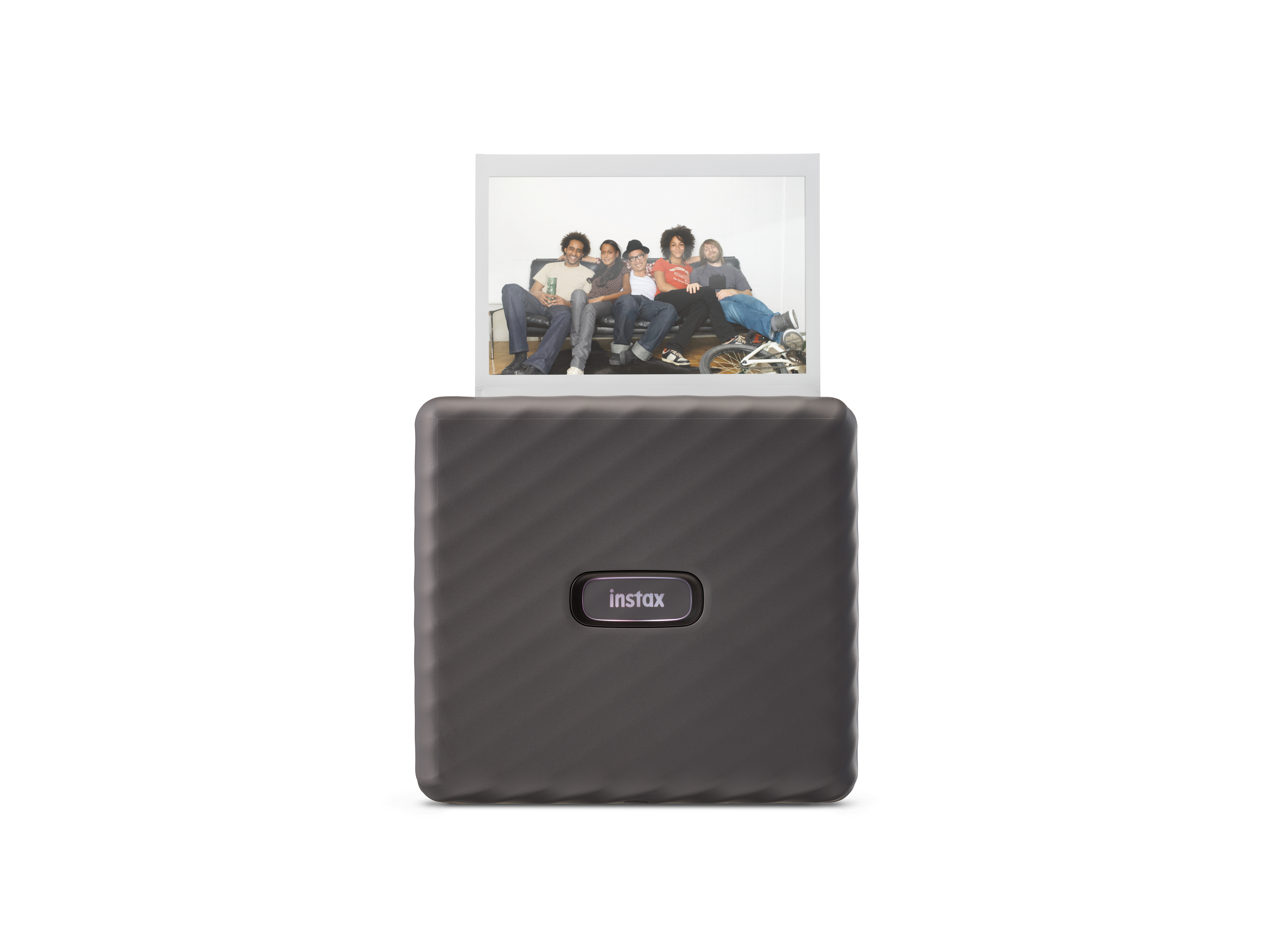 Ein schwarzer Instax-Drucker mit einem Foto von fünf Personen oben, isoliert auf Weiß.