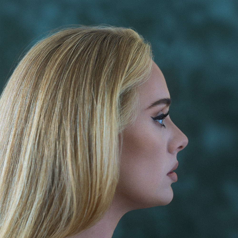 Vrouw in profiel, blond haar, oogmake-up. Turquoise achtergrond.