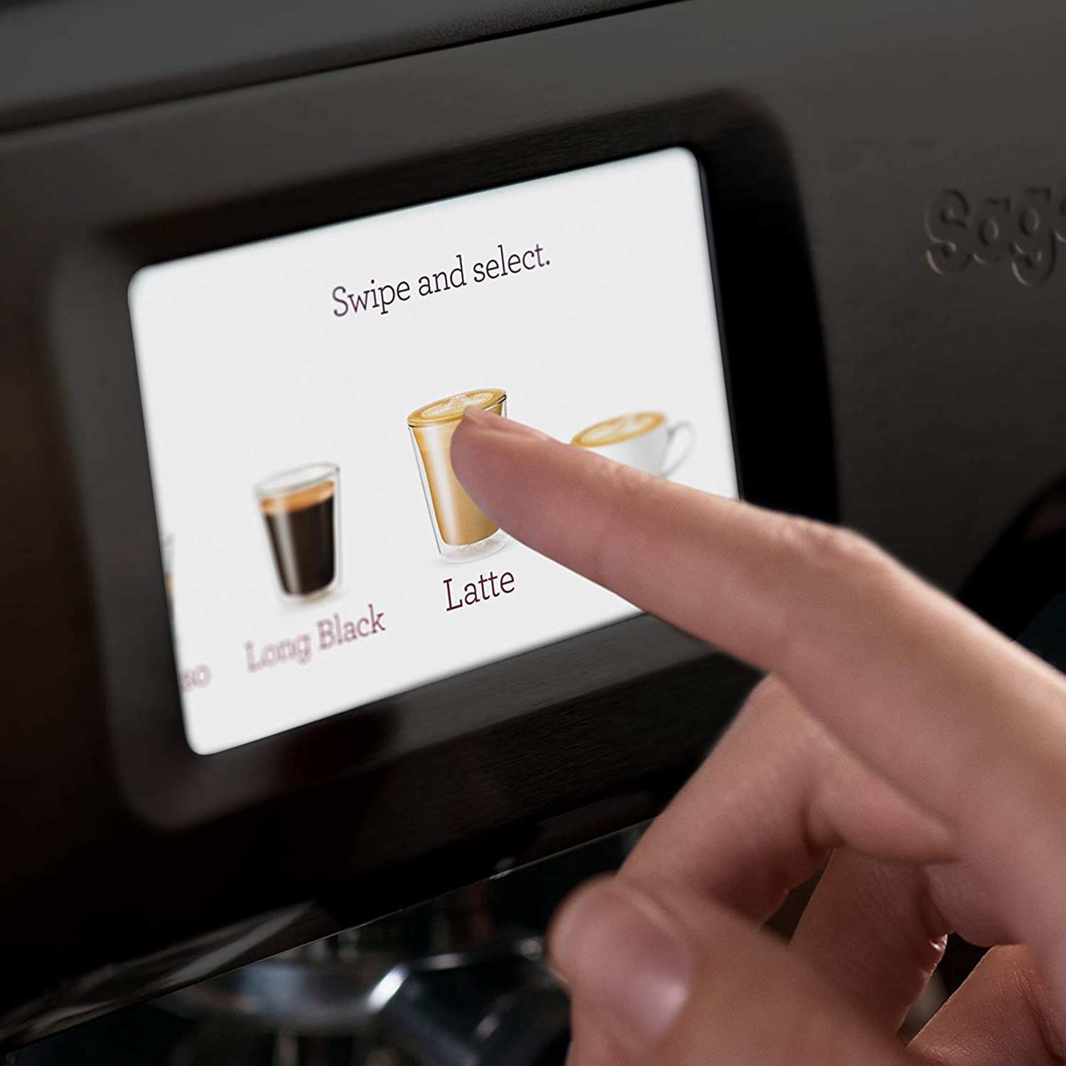 Il dito di una persona tocca l'opzione Latte sullo schermo di una macchina da caffè.