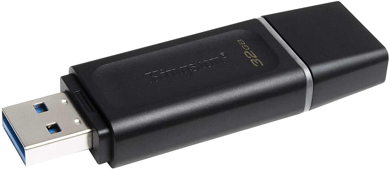 Egy fekete Kingston 32 GB-os USB flash meghajtó. Az USB csatlakozó ezüst színű, kék belsővel. A márkanév látható.