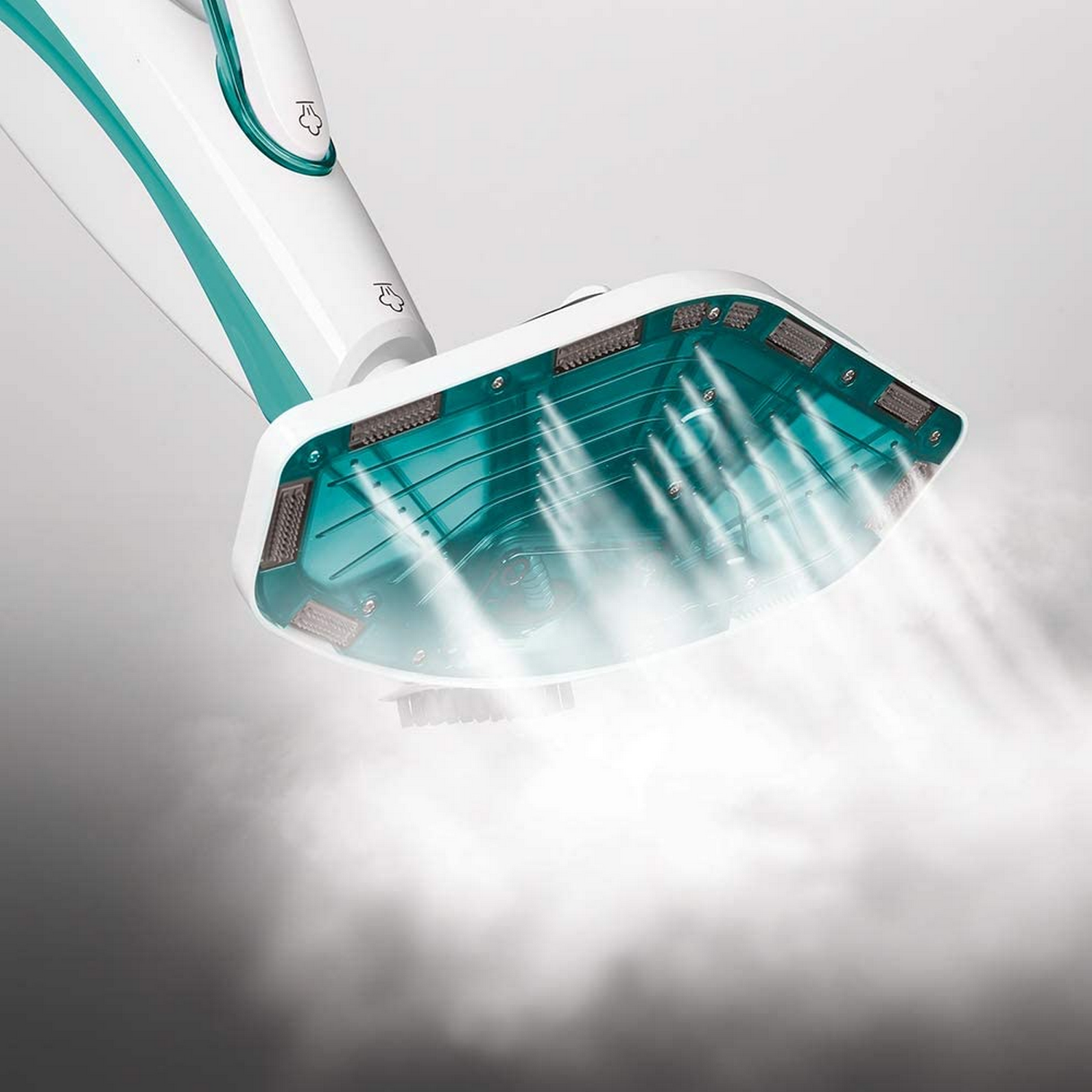 Un cabezal de limpiador a vapor que emite vapor. El cabezal es blanco y turquesa, con vapor saliendo.