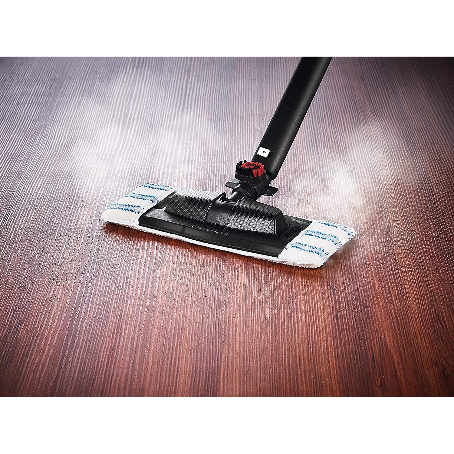Una mopa a vapor en un suelo de madera, el cabezal de la mopa es blanco con bordes azules.