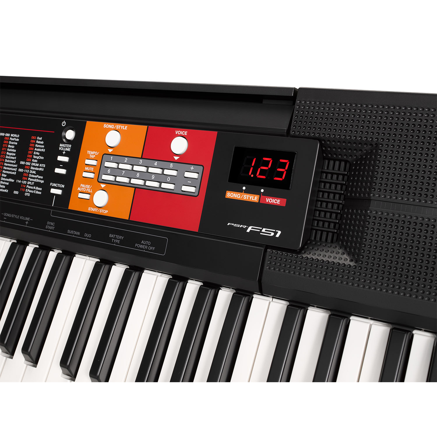Primo piano di tastiera elettronica bianca e nera con display digitale rosso 1.23.