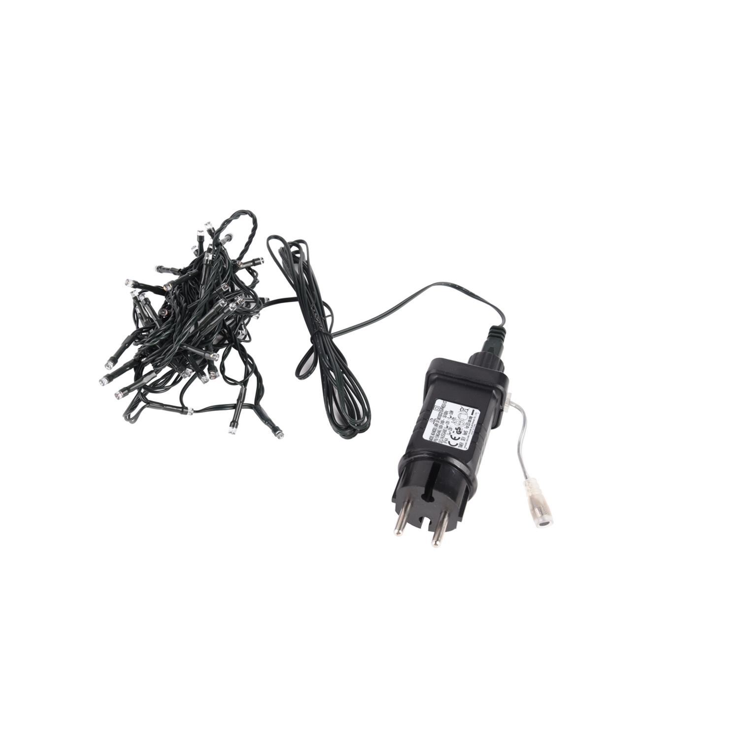 Luces navideñas con adaptador de corriente, cables negros y enchufe sobre fondo blanco.