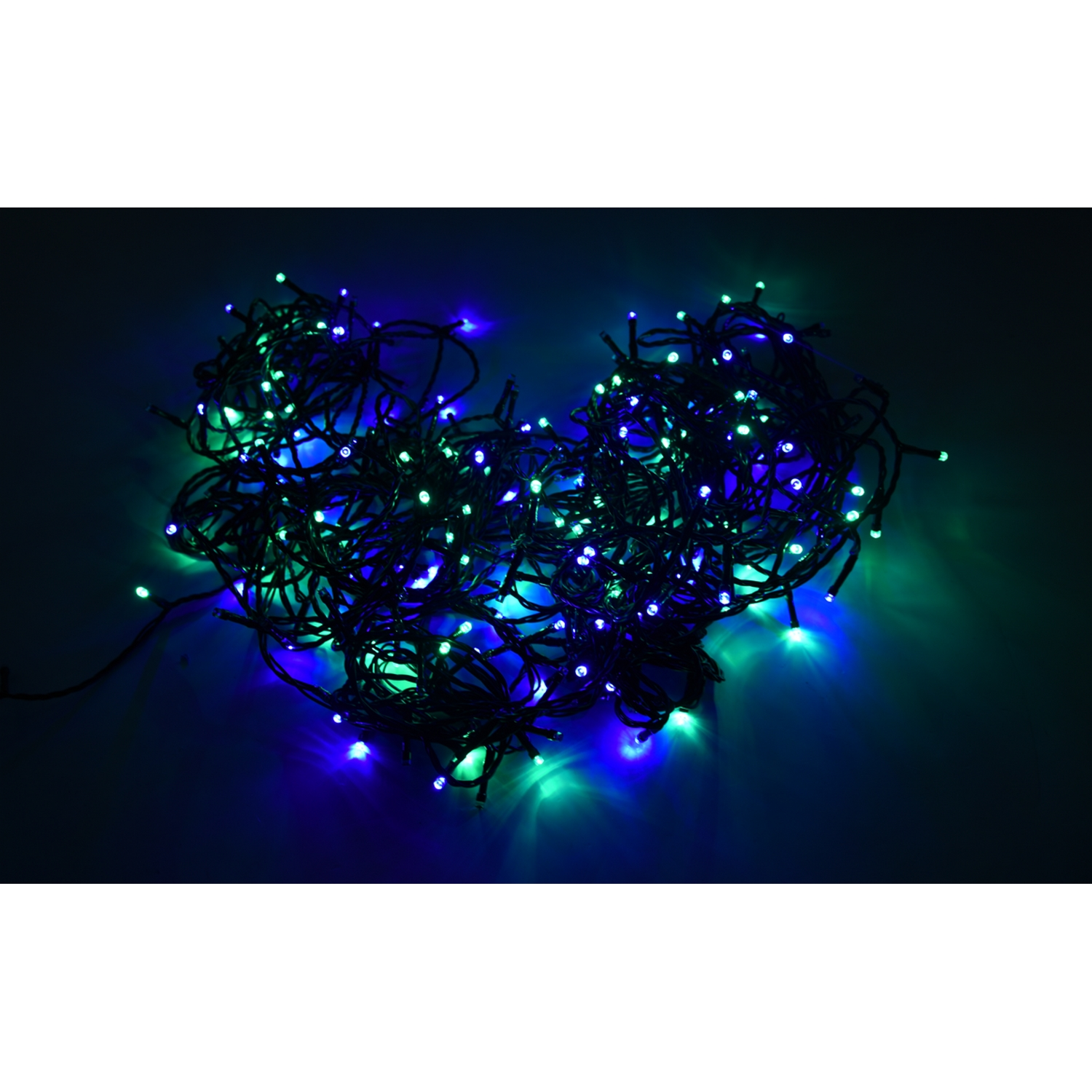 Una disposición en forma de corazón de luces de cadena verdes y azules. El fondo es oscuro.