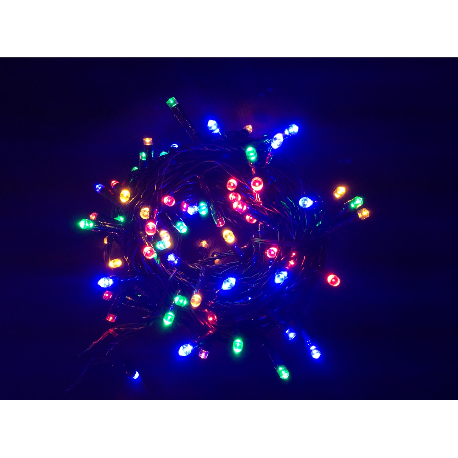 Luces de cadena con LEDs de colores sobre fondo azul oscuro, vista superior.