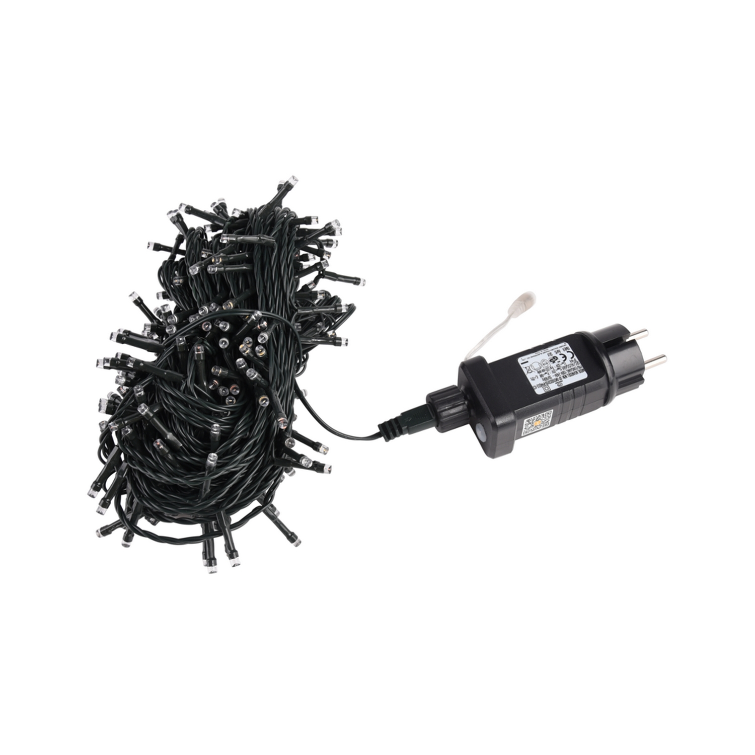 Una cadena de luces navideñas enrollada, con un adaptador de corriente negro y un enchufe sobre fondo blanco.