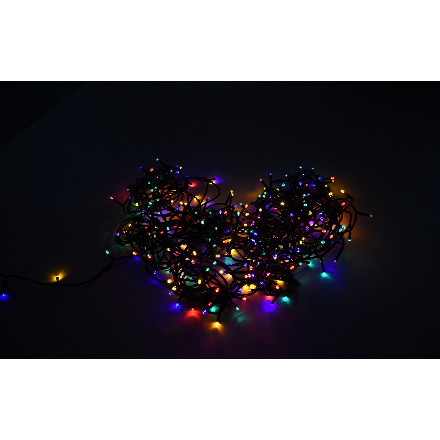 Una disposición en forma de corazón de luces navideñas multicolores.