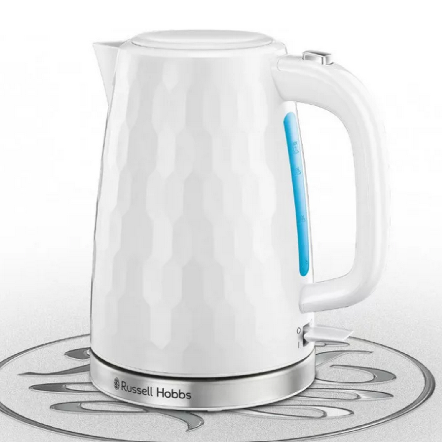 Hervidor eléctrico blanco sobre una estera circular. El hervidor tiene un diseño geométrico. Logo Russell Hobbs.