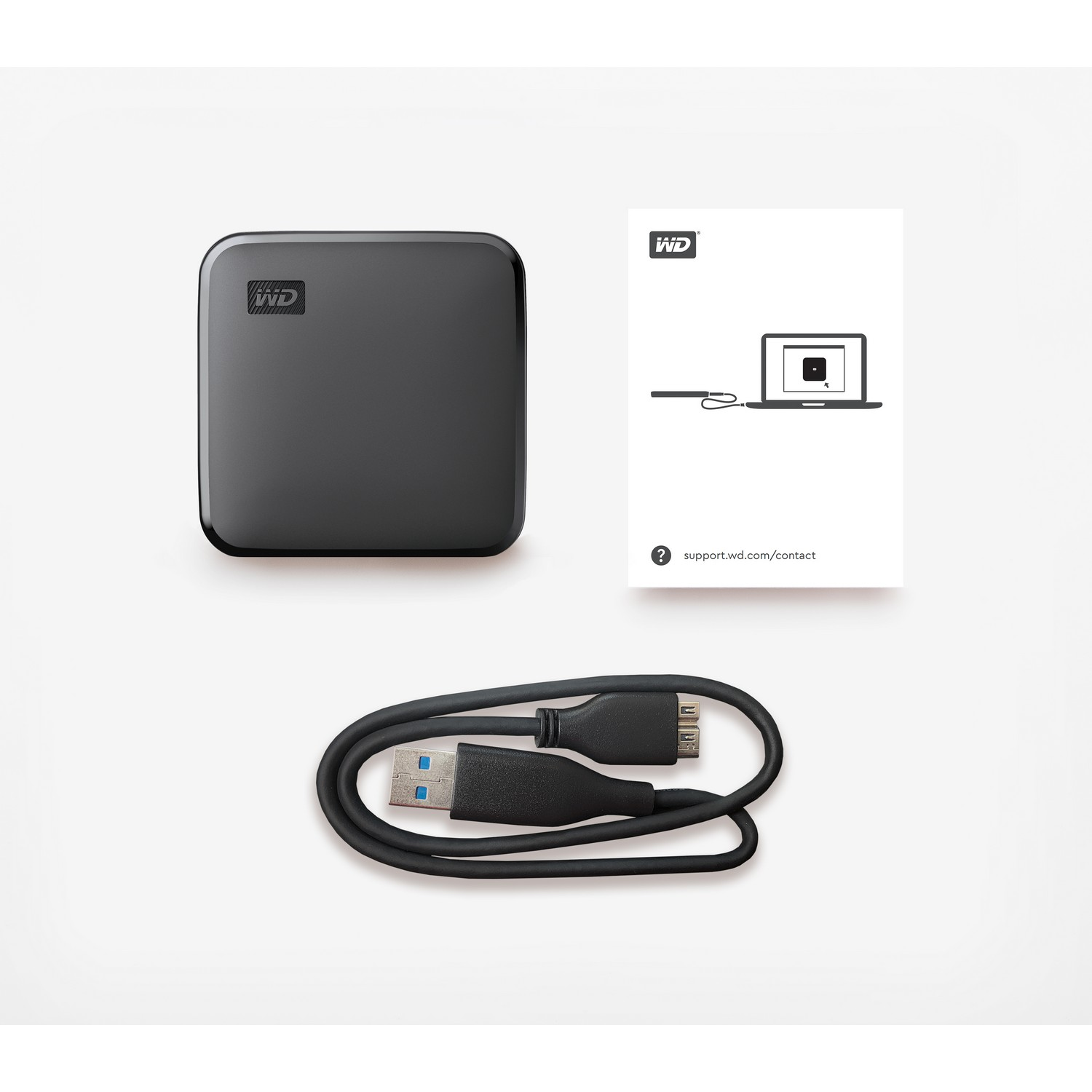 Un disco duro externo negro, un cable USB y una tarjeta de información del producto.