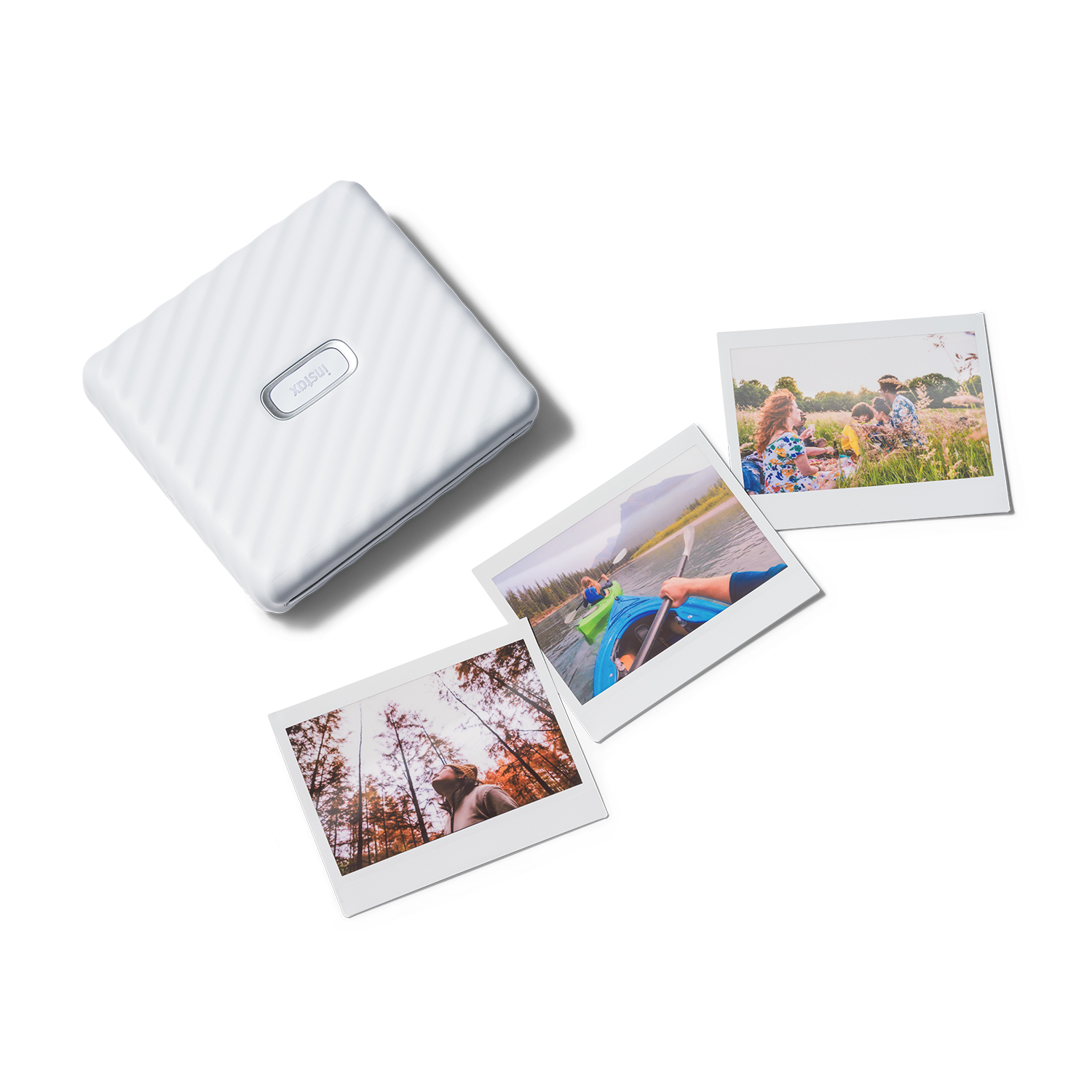 Stampante Instax bianca e tre foto stampate. Le foto mostrano persone e paesaggi.