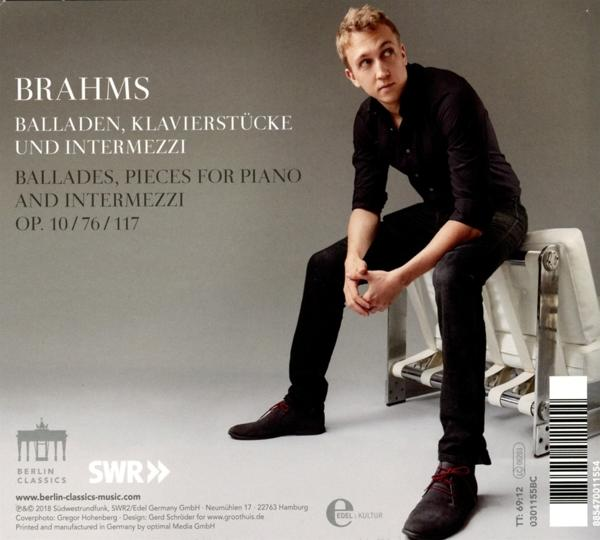 Mann sitzt auf einem Stuhl, Albumcover. Text: Brahms, Balladen, Klavierstucke und Intermezzi.