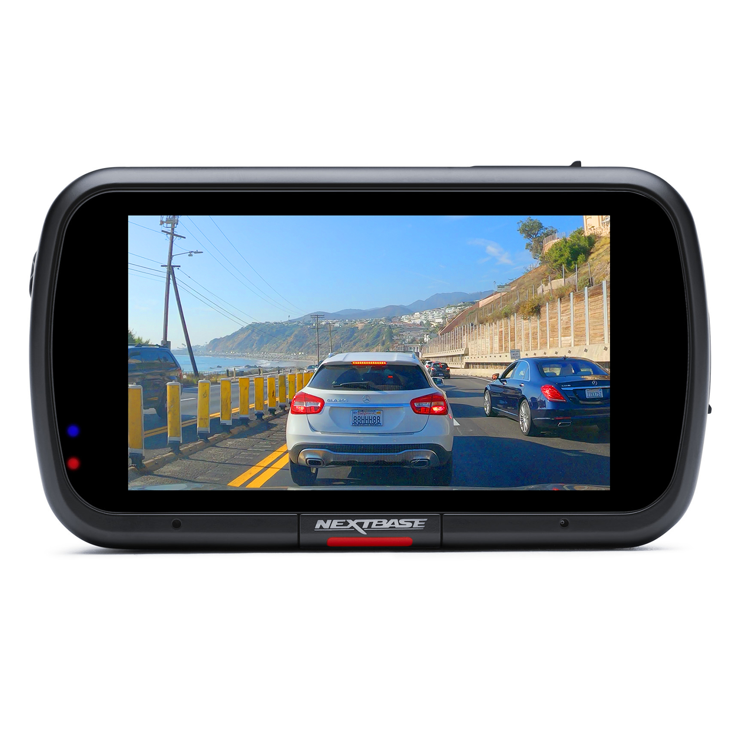 Eine Dashcam, die Autos auf einer Straße zeigt. Die Szene ist sonnig, mit blauem Himmel und Bergen.